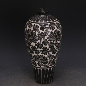 磁州窑黑地白彩雕刻荷花纹梅瓶