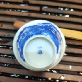 【小雅品茗杯】景德镇茶器三大名窑“之一”！器型精致，画工细腻，青花鲜艳翠丽，釉水温润如玉，品相完美！“小雅”二字源出诗经，《小雅》篇有待客之道的含义，小雅瓷器精于从小器着手，赋雅于小，容器于好！小雅主要以茶具、文房为主，是公认的小件之王。工艺考究，选景德镇陶土，高档原矿青花钴料，从泥巴，拉坯，利坯，绘画，上釉等等都是全手工制作。每一款小雅作品，画工细腻，精致，构图一流，仿古而不复古，极具艺术价值