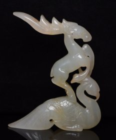 和田玉龙凤 规格: 7.8×6.3×1.6厘米 重 56克。 玉质温润细腻，沁色自然，刀功老道，皮壳包浆一流，雕刻生动，线条流畅，品相完美！
