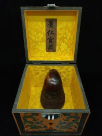 Y珍藏漆器盒内装牛角尖一个，尺寸细节如图所示，一套，牛角重642g。