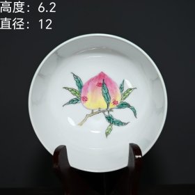 大清乾隆年制宝石蓝釉粉彩福寿碗。lxl 高度：6.2厘米 直径：12厘米
