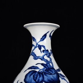 清乾隆青花福寿纹橄榄瓶 高36.5厘米 宽19厘米