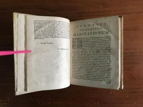 1685年，笛卡尔 《笛卡尔作品集》拉丁文，珍稀古版名著集，两册全，5个部分共收入作者4部名著和一个附录（具体请见后面“商品描述”），内含大量全页木刻及文字木刻，书首珍贵的作者木刻肖像，书名页上另有大师布劳（William Blaeu)的浑仪木刻，原版羔羊皮外封，书脊烫金花纹书名，段首大字母，三口彩点装饰，16X20CM，品相极佳。