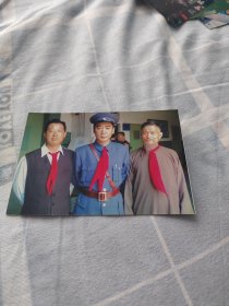 演员合影照片（其中一人为刘劲）