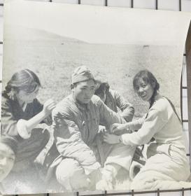 大尺寸志愿军战士老照片，朝鲜妇女为志愿军战士缝补衣服，银盐厚麻相纸