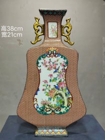 旧藏“雍正御制”精工细作满工珐琅彩两面开窗花鸟纹描金贯耳扁瓶。，，