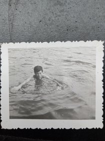 1980年代《老照片》当年江河里游泳很常见