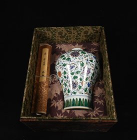 旧藏清乾隆年制斗彩梅瓶，高31×23厘米