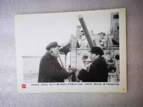 老照片：1953年2月，毛泽东在“长江号”舰上听取长江水利委员会主任林一山的汇报，提出兴建三峡大坝的远景设想