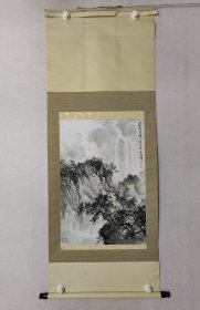 江苏名家，吴骏圣山水画65*44.5cm，原装裱立轴。 吴骏圣，男，1940年生，江苏泰兴人。1964年毕业于南京师范大学美术系，原泰州书画院院长，泰州美协主席，泰州文联副主席，国家高级美术师，扬州八怪研究会理事，香港《收藏家》画刊特聘画师。（保真书画）