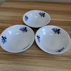 蓝釉瓷碗三个