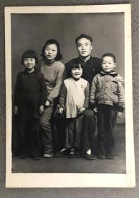 1961年年轻夫妻带着3名可爱小孩一家五口于合肥合影艺术老照片