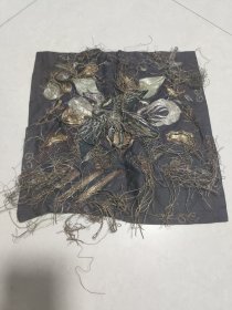 清代官补，珍贵，精美金丝刺绣，细节丰富。这件作品采用金丝线和银丝线，图案精致，适合收藏或装饰。会修复的朋友看，尺寸如图所示，非常适合爱好古董工艺品的朋友。