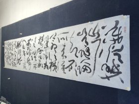 黄继辉，258*68厘米，又名大水，字草原，号彭城道人，桃园斋主人，春草堂主，一九六三年生于江苏邳州。现为中国书协会员、中国书画家协会理事、北京华夏书画院顾问。