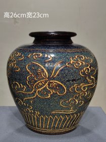 美品·精工细作满工吉州窑黑釉刻瓷蝴蝶“比翼双飞”纹罐。