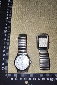 《两枚弹力表带旧手表》（作为配件出售实图自鉴/尺寸约8.5*3厘米）