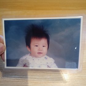 老照片-90年代可爱小女孩（过塑）