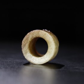 旧藏 和田玉扳指，玉质细腻油润，包浆老道，，尺寸长 3.9厘米，宽 3厘米，内径 2.3厘米，重 65克！