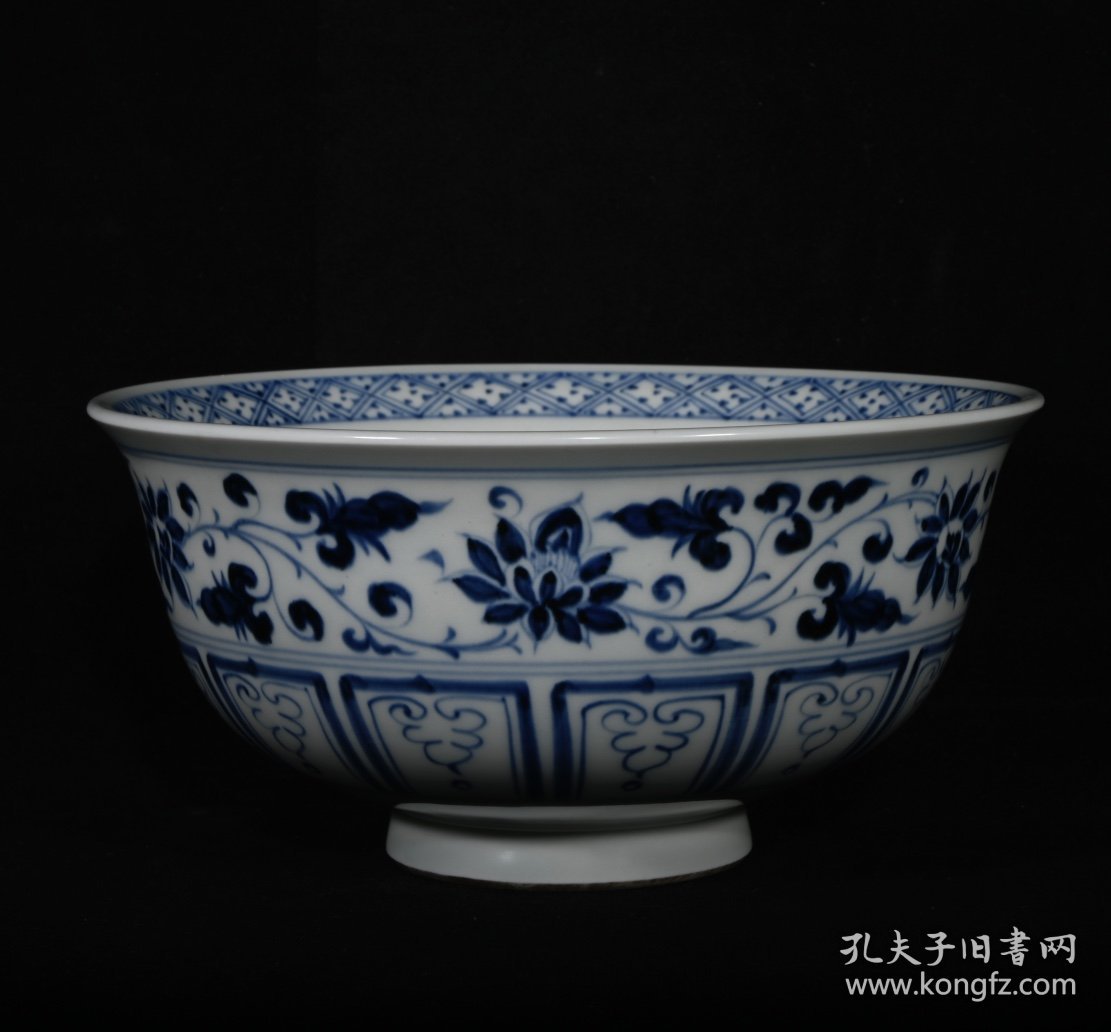 青花缠枝凤纹碗，高8.3×17.5厘米