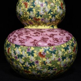 清乾隆黄地粉彩多子多福绶带葫芦瓶一对，高23厘米直径15厘米