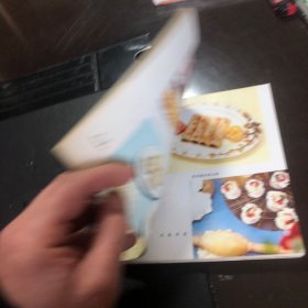 中国小吃 上海风味（80年代老菜谱）一版一印（由上海饮食服务公司组织烹饪技师和特级厨师编写，上海传统风味小吃是一类上海地方小吃，在南宋时即有记载，制作渐趋精美，在清时随着上海商业日益繁荣，应时适令的各类米、面类小吃品种更为丰富。上海城隍庙美食街一带，甚至可称得上是小吃的王国，绿波廊的特色点心、松月楼的素菜包、松云楼的八宝饭、南翔小笼、宁波汤团和酒酿圆子等，都是游上海不可错过的美味小点。）