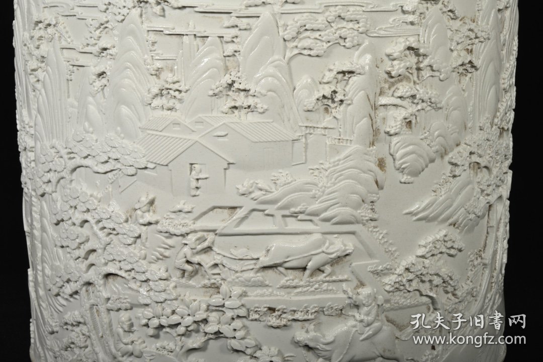 旧藏 清乾隆象牙白釉雕刻山水人物纹笔筒，高24.5×26厘米