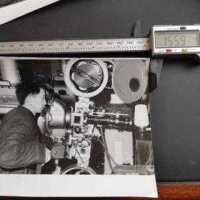 老照片，80年放映员放电影影像〈二张合售）原照保真。