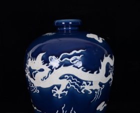 明永乐孔雀蓝釉留白雕刻龙凤纹梅瓶；31x19厘米