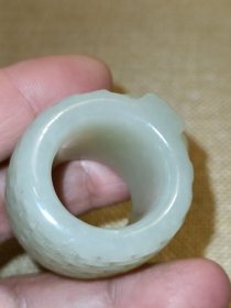 和田玉扳指，雕工精美，详细看图。因二手藏品，售后不退换不墨迹，拍前请看好，咱家一线收货一物一图，图片高清拍摄未做任何修饰，所拍即所得，墨迹拉黑！不议价不包邮，默认顺丰快递。