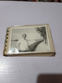 黑白影集一册（有一枚七十年代中国驻罗马尼亚首都布加勒斯特大使馆留影，为保证资料的要完整性，整册出售）