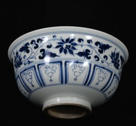 青花缠枝凤纹碗，高8.3×17.5厘米