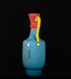 五代柴窑显德元年款刻字描金三色花浇，高37×14.5厘米