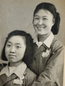 建国早期戴军功章的解放军女战士老照片