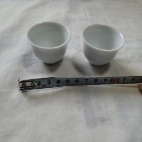 小瓷杯2个合售（有一个有一裂纹如图，另一个完整无缺，较簿，每个杯口直经约5cm，杯底直约约2cm，高约4cm，2个相同）