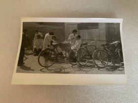 历史老照片 **义务理发 白大褂 28大杠自行车 上世纪60-70年代 室外义务理发活动 美品 罕见