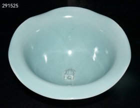 珍藏宋代龙泉釉花边大碗