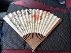 上海市文史馆馆员江寒汀堂兄江石邻“碧波见趣”鱼戏图及书法带刻工成扇，上款人“吴寿谷”尺寸51*18男，汉族，江苏常熟人，1920年2月生。自幼从堂兄江寒汀学画，始学工笔，继转半工半写，后攻写意花鸟。绘事注重写生，用笔简括，意趣妙生。作品曾多次参加国内外美术展览。
江石邻，男，汉族，江苏常熟人，1920年2月生。自幼从堂兄江寒汀学画，始学工笔，继转半工半写，后攻写意花鸟。绘事