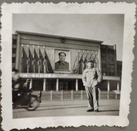 军人在毛主席像旗帜广场前留影老照片