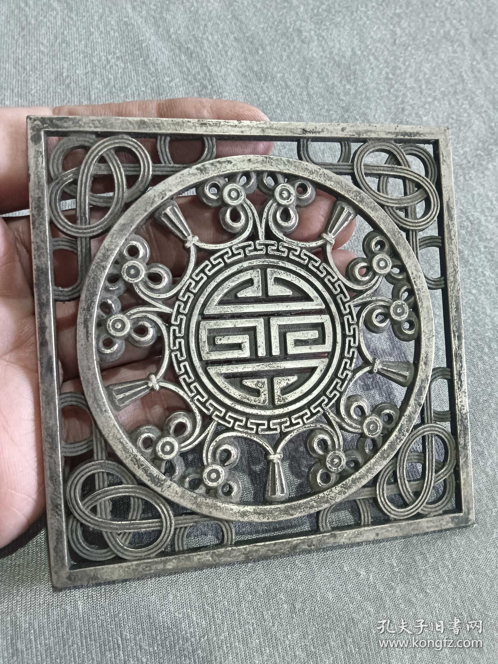 镂空挂牌