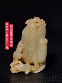 和田玉玉米摆件，做工精致，玉质油润细腻，高端大气上档次，保存完好，成色如图。