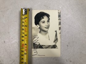 约五六十年代香港著名女影星演员 夏慧亲笔签名黑白银盐老照片 (尺寸 ; 14*8.4cm) 该照片背面盖南国电影画报读友服务版及九龙国际摄影商号印章