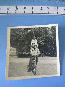 三人骑自行车老照片一张