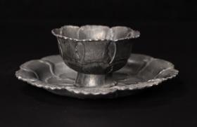 珍藏纯银手工錾刻杯盏一套
盘  直径14厘米，高1.5厘米，
杯  直径8厘米，高4.5厘米，
重127克
