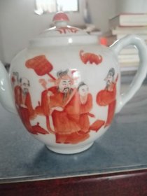 :晚清民国时代瓷茶壶一个，画工精湛，人物生动传神，无裂无划无瑕疵，保存好