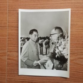 1960年，陈毅出国访问归来，周恩来亲往机场迎接