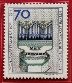联邦德国邮票 西柏林 西德 1973年 发行量403万 社会福利基金附捐邮票 古乐器 16世纪管风琴 4-4 全新 是风琴的一种，气鸣式键盘乐器，流传于欧洲的历史悠久的大型键盘乐器。管风琴音量洪大，气势雄伟，音色优美、庄重，并有多样化对比、能模仿管弦乐器效果，能演奏丰富的和声，被誉为“乐器之王”。