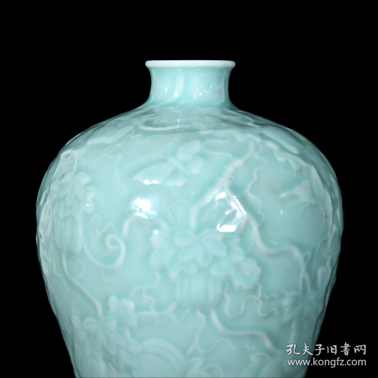 清乾隆粉青单色釉雕刻瓜蝶纹梅瓶；32x18厘米