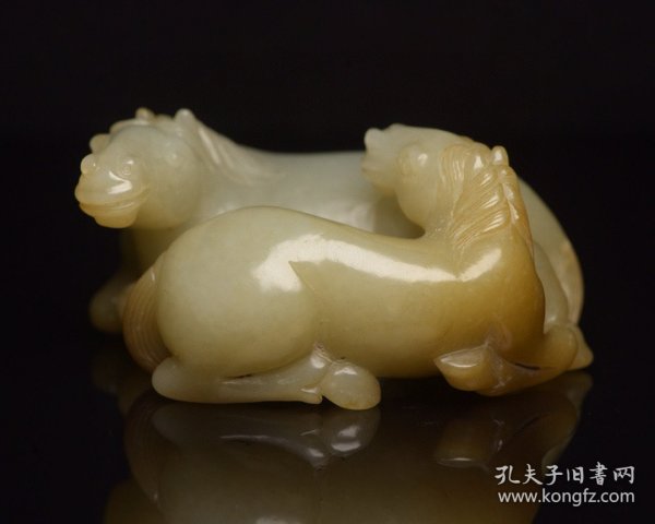 和田玉双马      
规格: 8.1×6.3×3.6厘米，重 226克。