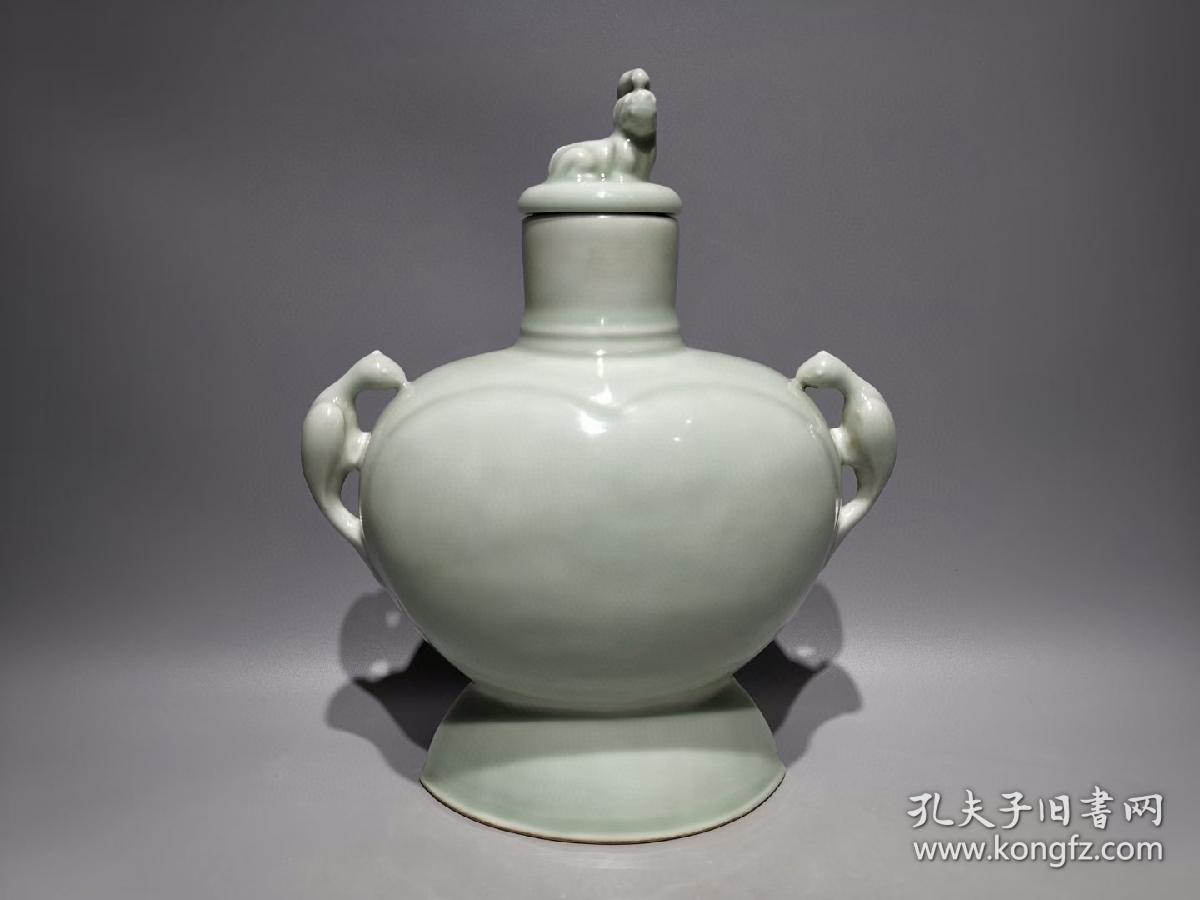 大清乾隆年制，豆青釉双耳扁瓶，高：29.8cm，宽：23.8cm.