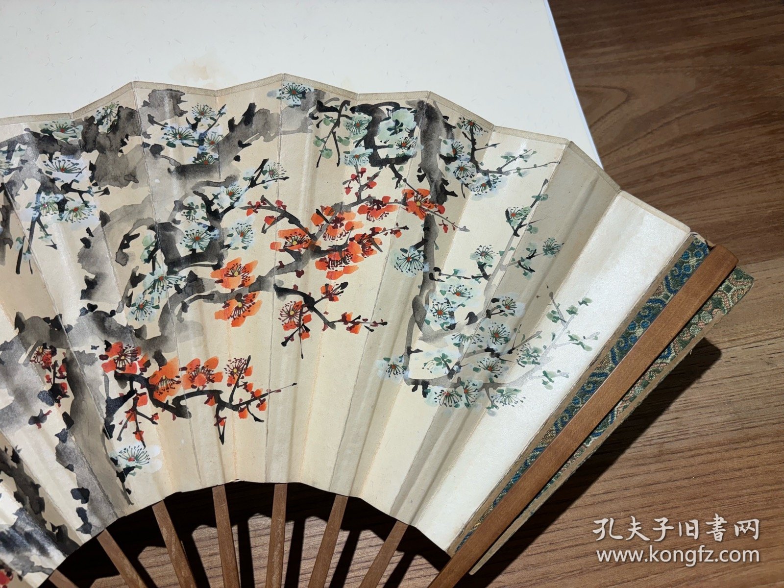 清末诸生民国著名海派画家季守正梅花泥金书法成扇50*18
季守正（1875－1949） 现代书画家。号无暇居士，清末诸生，慈溪人。
曾在银行任职，工书、擅画、精篆刻。其书法尤以隶书见长，得力于东汉褒斜道摩崖及景君碑，遒劲婉丽，典重深朴；画擅梅花墨竹，精妙简括；篆刻宗秦汉，不落时人蹊径。郑逸梅《书林片叶》谓其：“累书海上，曾与张善孖、钱化佛同在日木东京举行书画展，载誉而归，迄今己数十年。我家之《笔记